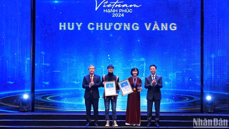 Nguyen Manh Hung, ministro de Información y Comunicación, entrega premios a los ganadores. (Foto: Nhan Dan)