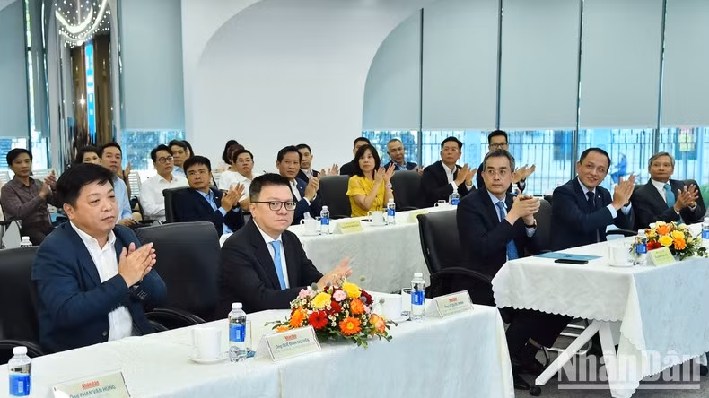 Le Quoc Minh, presidente-editor de Nhan Dan, subjefe de la Comisión de Comunicación y Educación del Partido Comunista de Vietnam y presidente de la Asociación de Periodistas del país, asiste a la ceremonia.