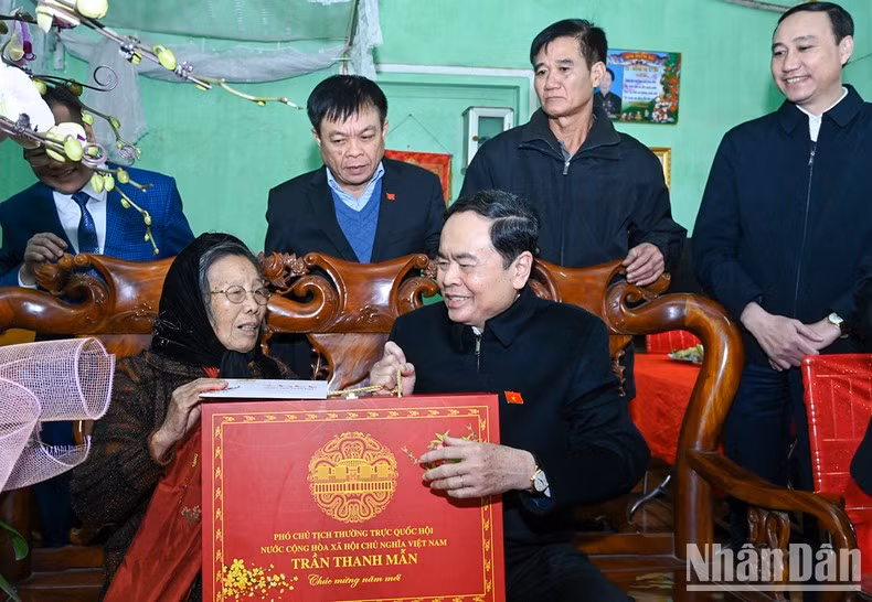 Thanh Man entrega regalos a la Madre Heroica Vietnamita Dong Thi Tuyen. Thanh Man entrega regalos a la Madre Heroica Vietnamita Dong Thi Tuyen.