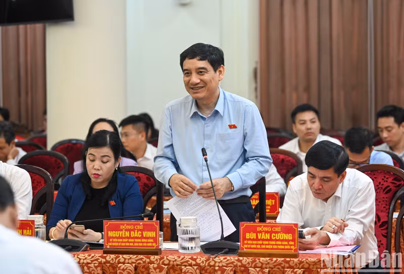 El jefe de la Comisión de Cultura y Educación de la Asamblea Nacional, Nguyen Dac Vinh, habla en la cita.