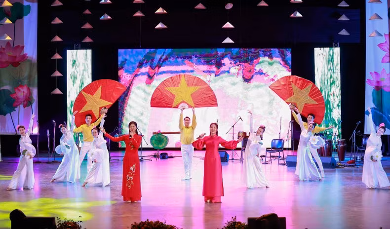Actuación artística interpretada por artistas vietnamitas.