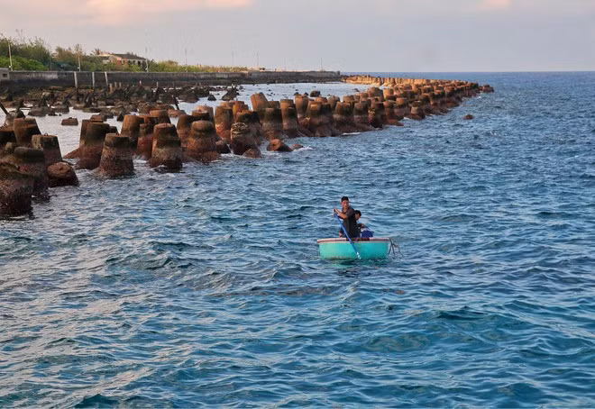 Pescadores realizan actividades de explotación acuática en Truong Sa.