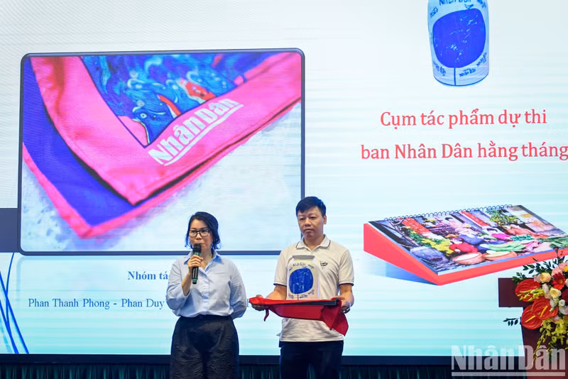 La periodista Phan Thanh Phong, jefa de la Redacción de Nhan Dan Mensual, realiza presentación sobre la idea: "Relagos promocionales de la marca del diario Nhan Dan 2023-2024" y "Calendarios 2024, bolsos, sobres para dinero de la suerte y tarjetas de Año Nuevo". La periodista Phan Thanh Phong, jefa de la Redacción de Nhan Dan Mensual, realiza presentación sobre la idea: "Relagos promocionales de la marca del diario Nhan Dan 2023-2024" y "Calendarios 2024, bolsos, sobres para dinero de la suerte y tarjetas de Año Nuevo".