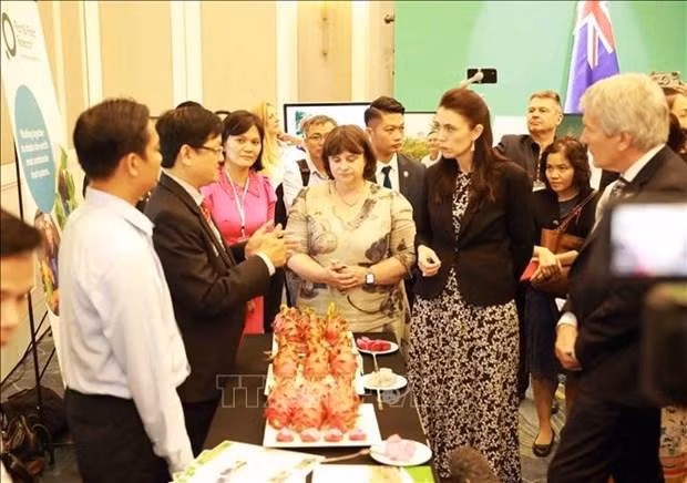 La primera ministra neozelandesa, Jacinda Ardern, visita los pabellones en la cita (Fotografía: VNA)
