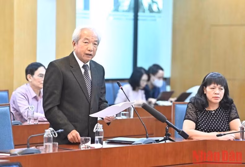 Un votante del distrito de Ba Dinh propone recomendaciones a los diputados.