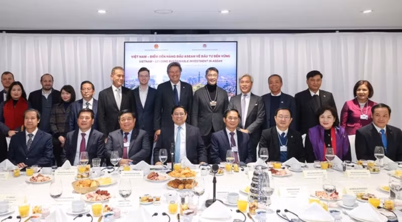 El primer ministro de Vietnam, Pham Minh Chinh, y delegados participantes en la cita. (Foto: VGP)