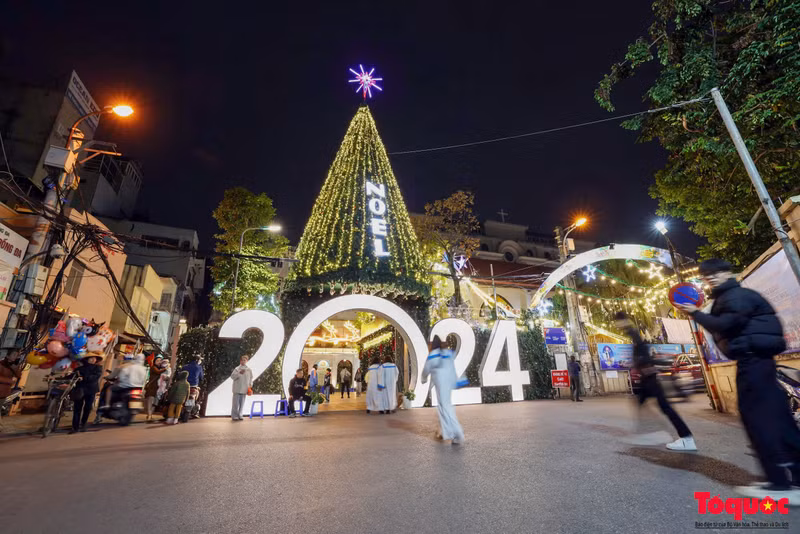 Ubicada en la calle Nguyen Luong Bang, en el distrito de Dong Da, la parroquia de Thai Ha está decorada con luces eléctricas y flores.