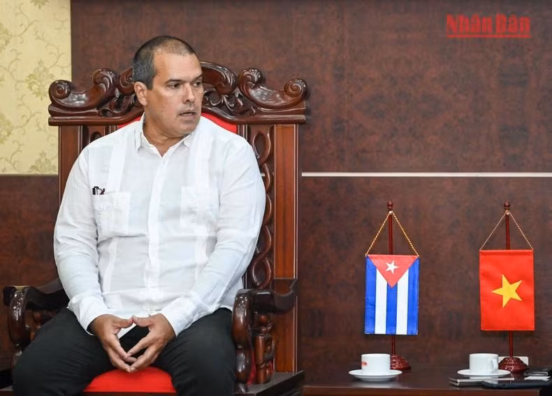 El presidente de Prensa Latina, Luis Enrique González Acosta habla en el evento.