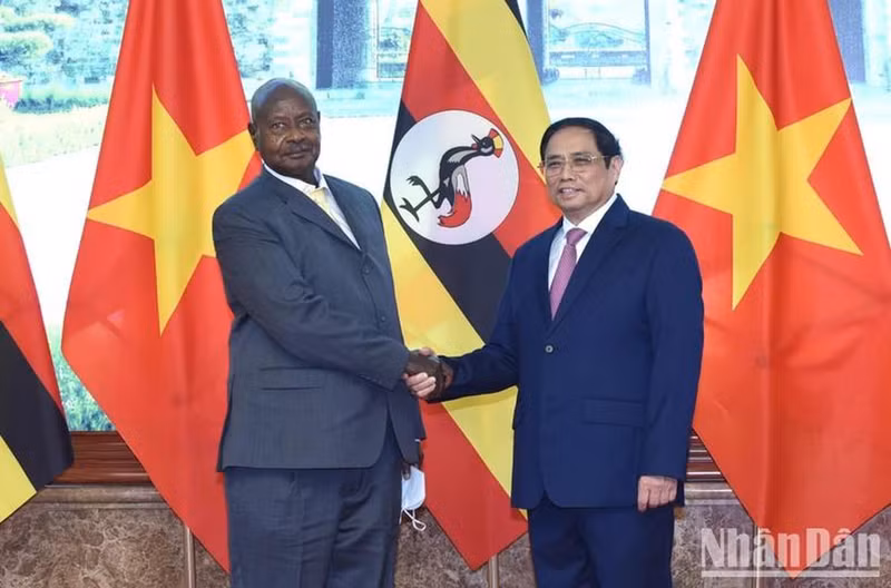 El primer ministro de Vietnam, Pham Minh Chinh (derecha), recibe al presidente de Uganda, Yoweri Kaguta Museveni. (Fotografía: Nhan Dan)