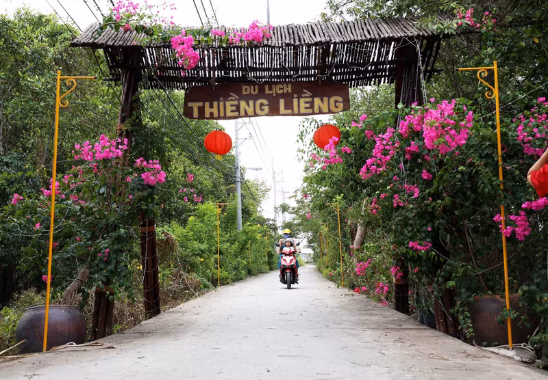 Puerta de bienvenida al modelo de turismo comunitario en la aldea insular de Thieng Lieng.