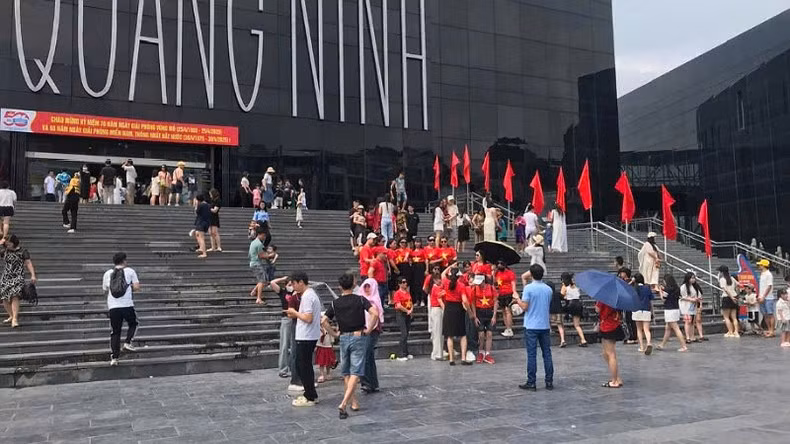 El Museo Quang Ninh atrae a numerosos turistas.