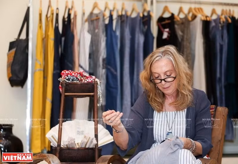 Además de los motivos de brocado, Cynthia Mann también borda otros patrones ella misma para dar más exclusividad a los productos de moda de Future Traditions. (Foto: VNA)
