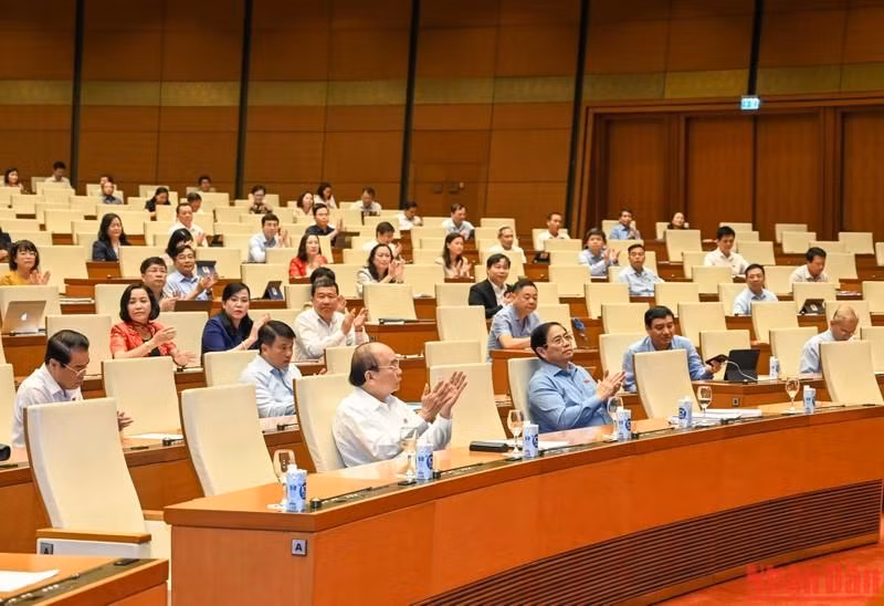 El presidente del país, Nguyen Xuan Phuc, el primer ministro Pham Minh Chinh y los parlamentarios asisten al evento.