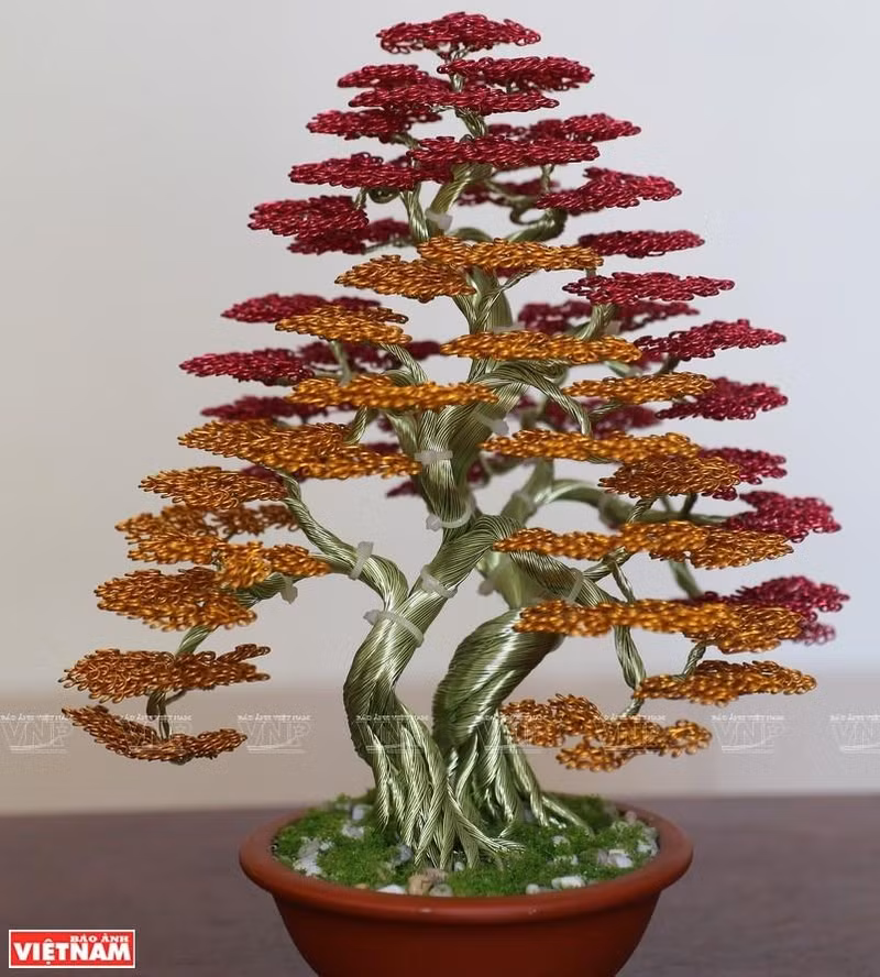 Obra de bonsái hecha de alambres de cobre de Pham Van Doanh.
