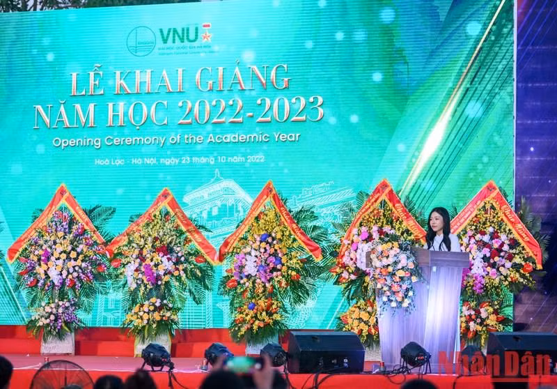 La estudiante Do Minh Trang comparte sus sentimientos en el acto.