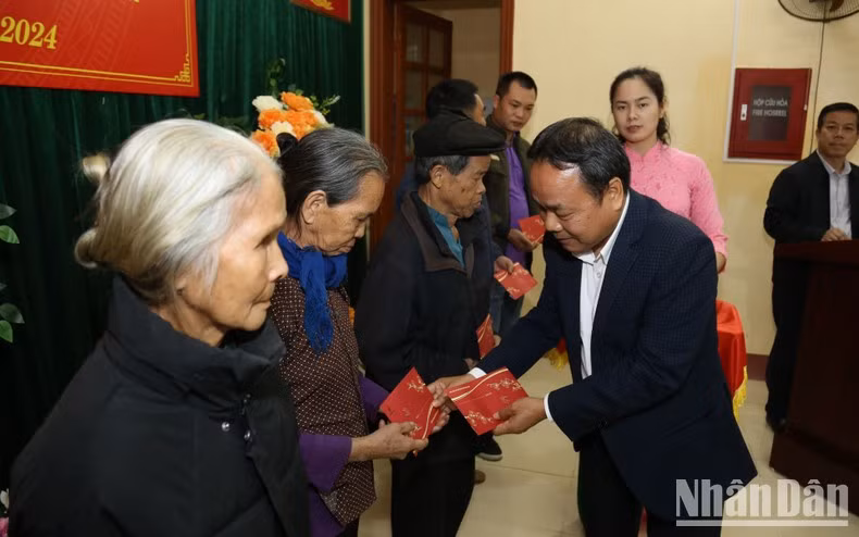Dinh Nhu Hoan, redactor subjefe del periódico Nhan Dan, entrega obsequios a hogares desfavorecidos. Dinh Nhu Hoan, redactor subjefe del periódico Nhan Dan, entrega obsequios a hogares desfavorecidos.