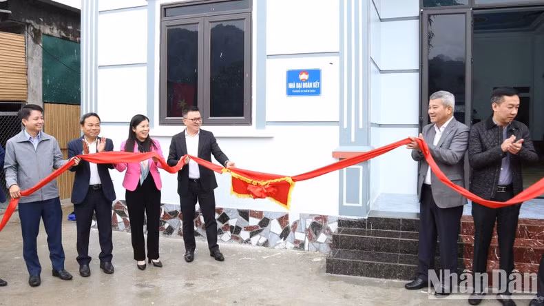 Los delegados inauguran y entregan una nueva casa a Dinh Van Tinh, residente en la aldea de Na Va, comuna de Thuong Lam. Los delegados inauguran y entregan una nueva casa a Dinh Van Tinh, residente en la aldea de Na Va, comuna de Thuong Lam.