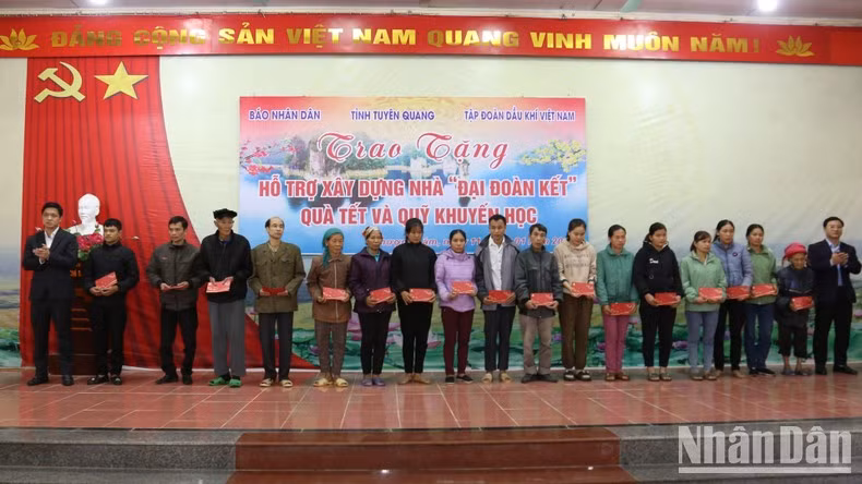 Representantes del periódico Nhan Dan y del Grupo Petrovietnam entregan obsequios a hogares con pocos recursos económicos. Representantes del periódico Nhan Dan y del Grupo Petrovietnam entregan obsequios a hogares con pocos recursos económicos.