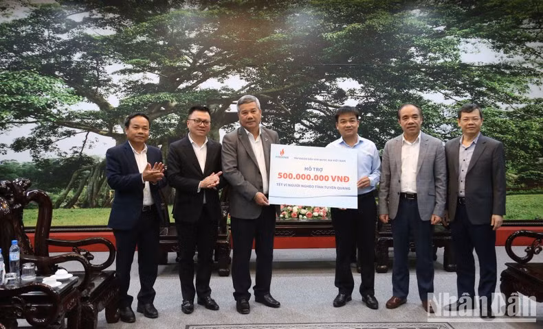 El periódico Nhan Dan y el Grupo Petrovietnam donan más de 20 mil dólares al fondo Tet (Año Nuevo Lunar) para los pobres en Tuyen Quang. El periódico Nhan Dan y el Grupo Petrovietnam donan más de 20 mil dólares al fondo Tet (Año Nuevo Lunar) para los pobres en Tuyen Quang.