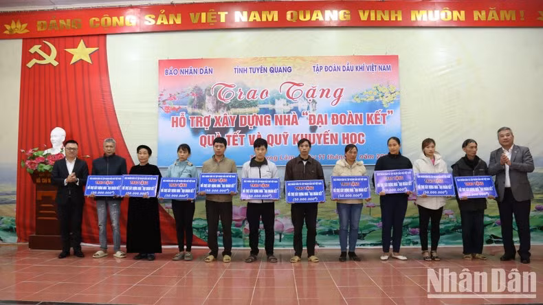 Ejecutivos de Nhan Dan y del Grupo Petrovietnam entregan simbólicamente apoyo a 10 familias necesitadas y beneficiarias de políticas sociales en la comuna de Thuong Lam. Ejecutivos de Nhan Dan y del Grupo Petrovietnam entregan simbólicamente apoyo a 10 familias necesitadas y beneficiarias de políticas sociales en la comuna de Thuong Lam.