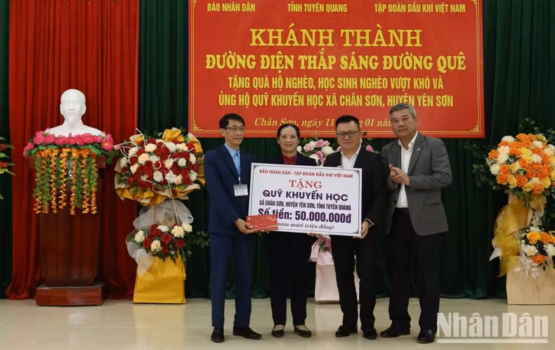 El periódico Nhan Dan y el Grupo Petrovietnam otorgan más de dos mil dólares al fondo de estímulo al estudio de la comuna de Chan Son. El periódico Nhan Dan y el Grupo Petrovietnam otorgan más de dos mil dólares al fondo de estímulo al estudio de la comuna de Chan Son.
