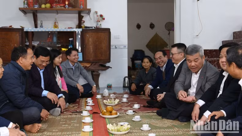 Representantes de los patrocinadores conversan con la población local en la recién inaugurada casa de caridad. Representantes de los patrocinadores conversan con la población local en la recién inaugurada casa de caridad.