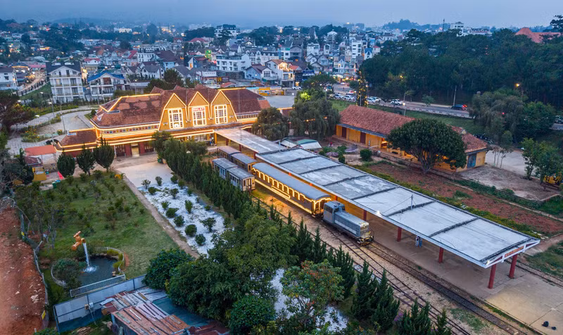 El tren antiguo recorre la ruta de ida y vuelta entre la estación de Da Lat y Trai Mat, ofreciendo una mirada nostálgica y única de la ciudad.