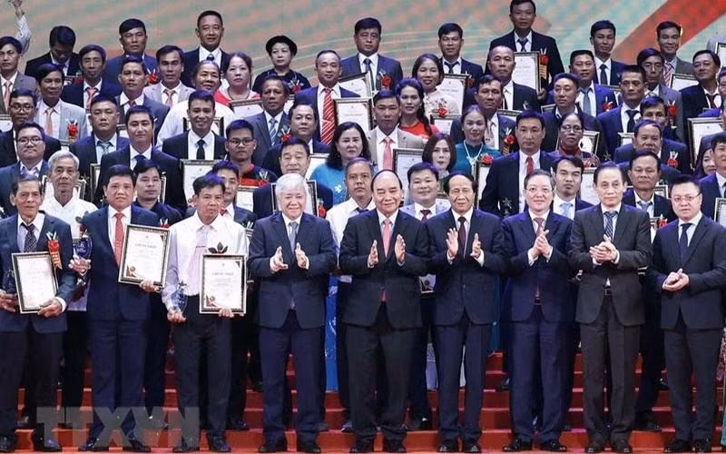 El presidente Nguyen Xuan Phuc, otros dirigentes y 100 excelentes agricultores vietnamitas en 2022. (Foto: VNA)