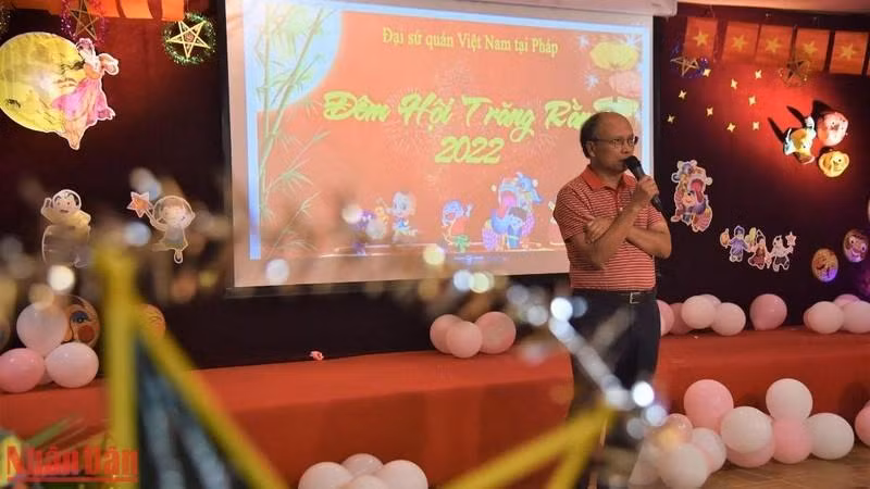 El embajador de Vietnam en Francia, Dinh Toan Thang habla en el evento. 