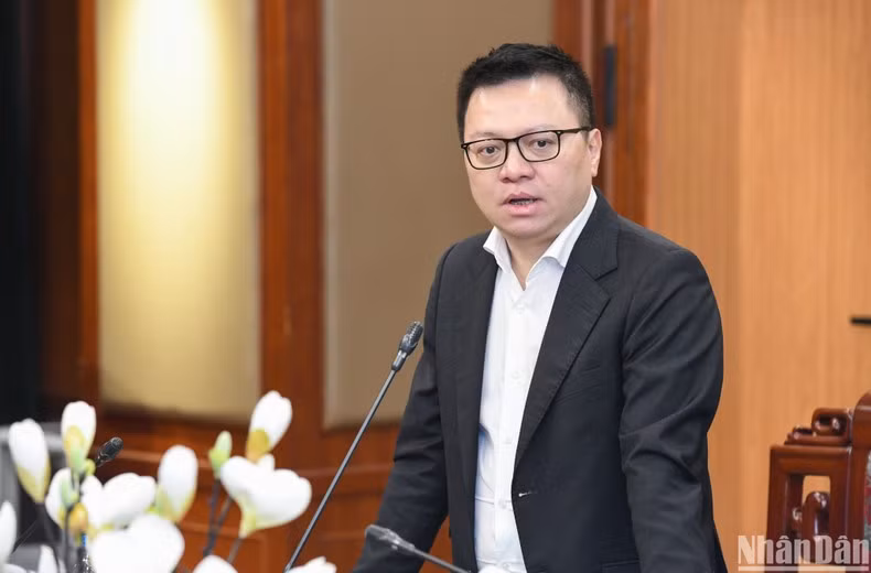 Le Quoc Minh habla en el evento.