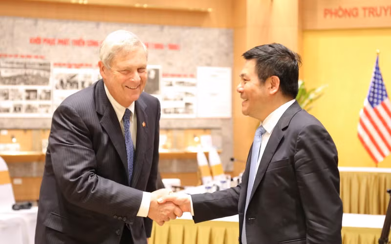 El ministro de Industria y Comercio de Vietnam, Nguyen Hong Dien, y el secretario de Agricultura de Estados Unidos, Tom Vilsack.