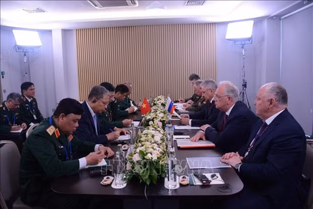 El ministro de Defensa de Vietnam, Phan Van Giang, sostuvo conversaciones con su homólogo de Rusia, Sergei Shoigu (Foto: VNA)