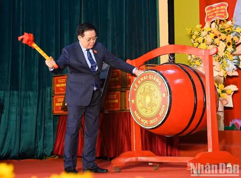 Dinh Hue toca el tambor para inaugurar el nuevo año escolar 2023-2024 en la Escuela de Huu Nghi T78.