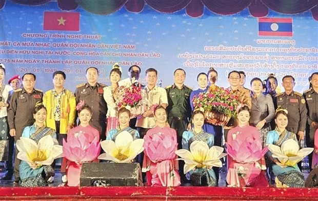 Espectáculo celebra 75 años del establecimiento del Ejército Popular de Laos (Foto: VNA)
