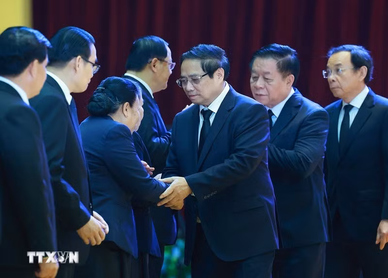 El primer ministro Pham Minh Chinh expresa sus condolencias a la familia del exdirigente laosiano.