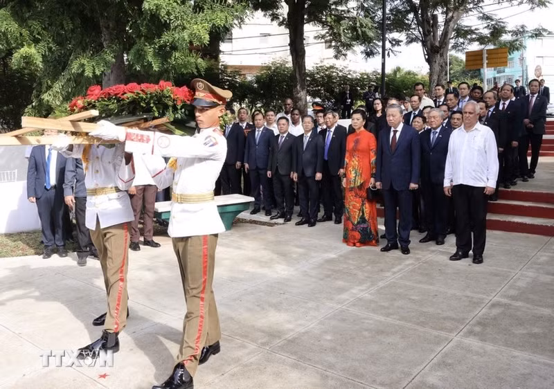 El secretario general del Partido Comunista de Vietnam y presidente del país, To Lam, su esposa y una delegación de alto nivel colocan ofrendas florales en el busto dedicado al Presidente Ho Chi Minh en el parque que lleva su nombre en La Habana, Cuba.