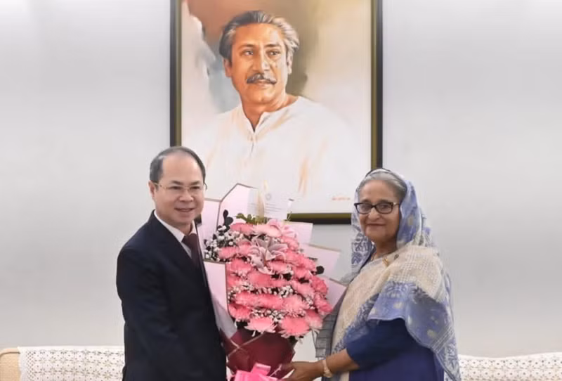 El embajaldor vietnamita Nguyen Manh Cuong felicita a la primera ministra de Bangladés, Sheikh Hasina. (Foto: VNA)