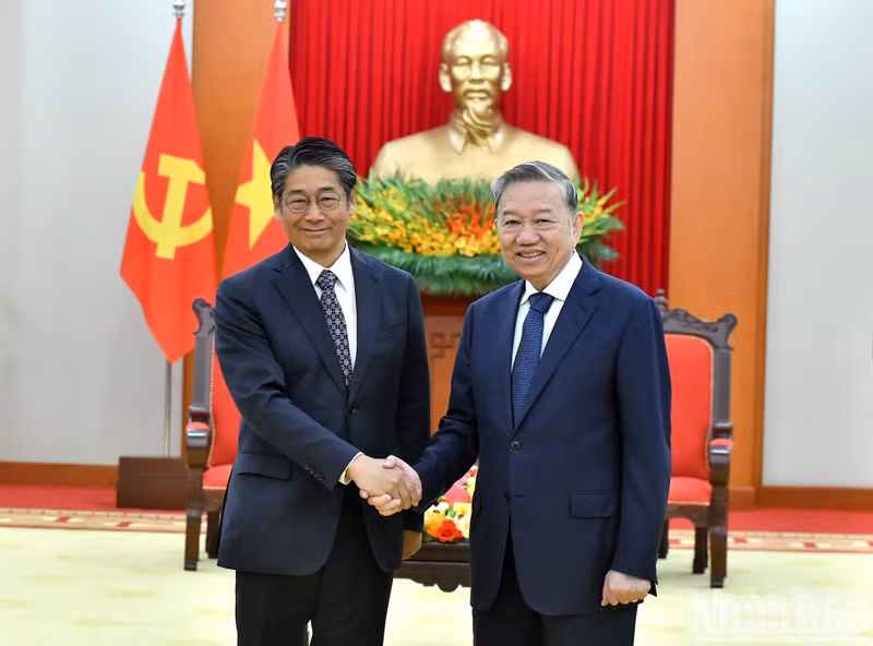El secretario general del Partido Comunista de Vietnam, To Lam, y el embajador japonés en Hanói, Ito Naoki. (Foto: Nhan Dan)