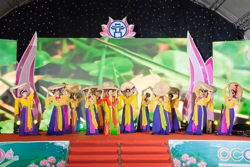Espectáculo de danza de la artista popular Ngoc Bich y un grupo de danza folclórica vietnamita. (Foto: baoquocte.vn)