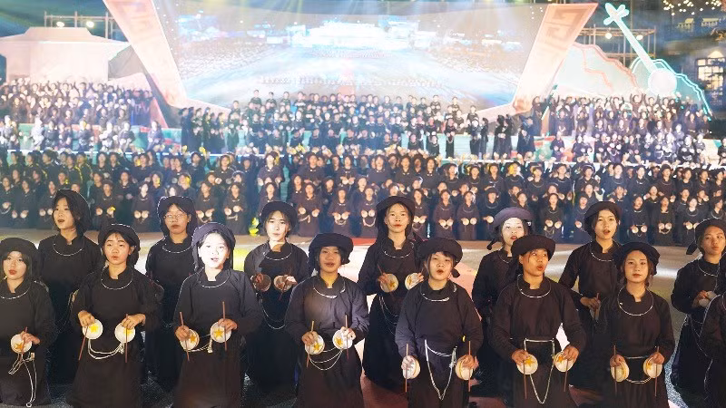 Espectáculo de danza con cuencos con la participación de mil extras en la Semana de Cultura y Turismo de Bac Kan 2024. (Foto: Nhan Dan)