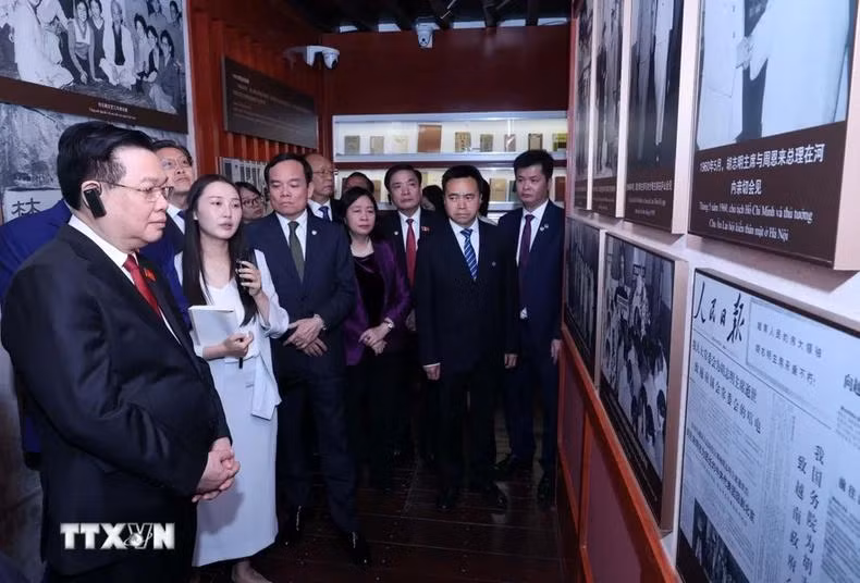 El dirigente escucha una introducción de los objetos exhibidos en la zona.