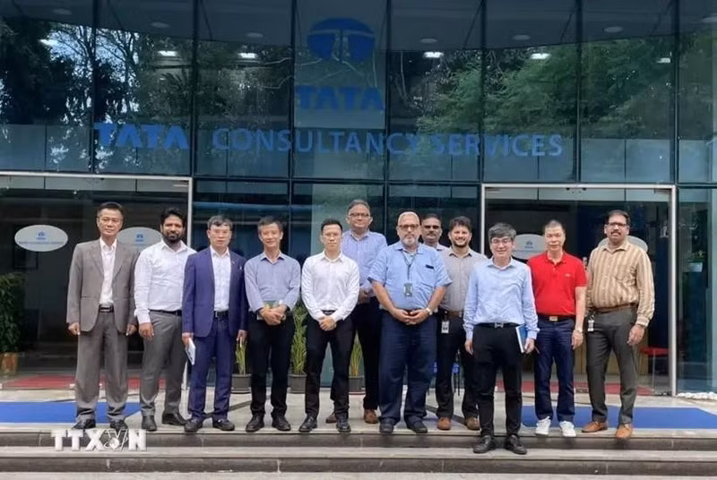 La delegación vietnamita y representantes de la firma Tata Consultancy Services. (Foto: VNA)