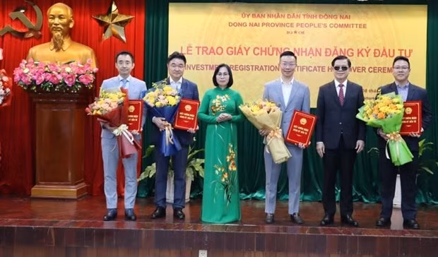 Las autoridades de Dong Nai entregan certificados de inversión a representantes de proyectos con inversión extranjera en una ceremonia celebrada el 8 de enero. (Foto: VNA)