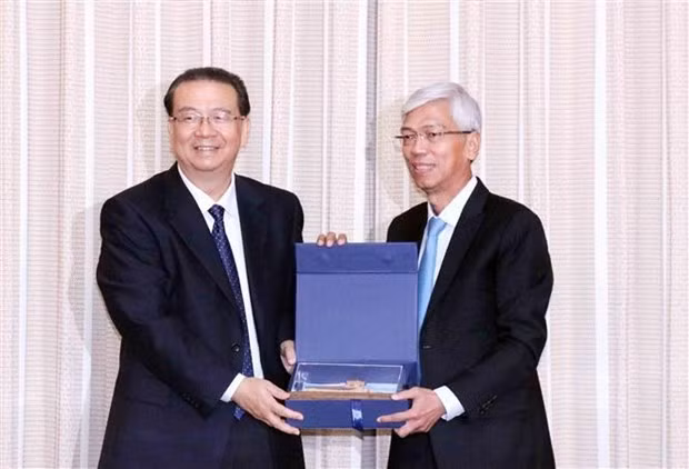 El vicepresidente del Comité Popular de Ciudad Ho Chi Minh, Vo Van Hoan (derecha) otorga regalo a Liu Xiaokai, presidente del Comité de la Conferencia Consultiva Política del Pueblo Chino de la provincia de Yunnan (Fotografía: VNA)