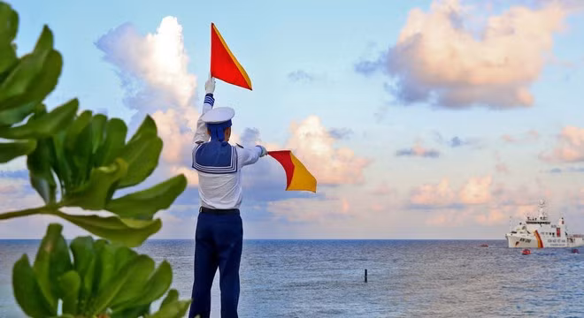 Soldados de Truong Sa realizan la guardia para proteger el mar y el cielo de la Partia día y noche.