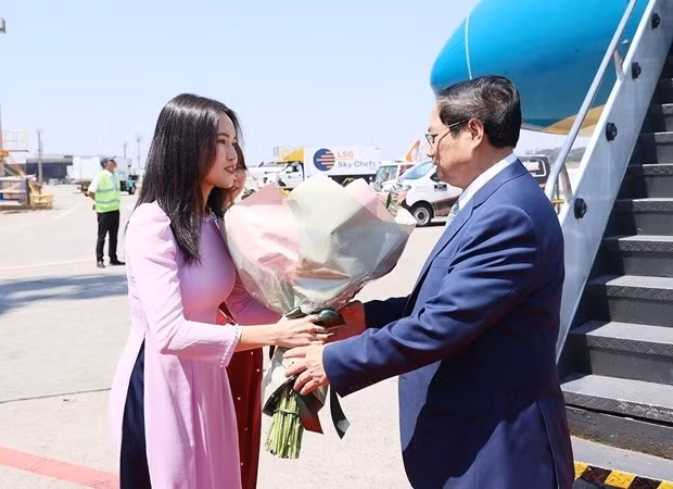 El primer ministro Pham Minh Chinh llega al aeropuerto internacional de Sao Paulo el 23 de septiembre para iniciar su visita oficial a Brasil. (Fotografía: VNA)