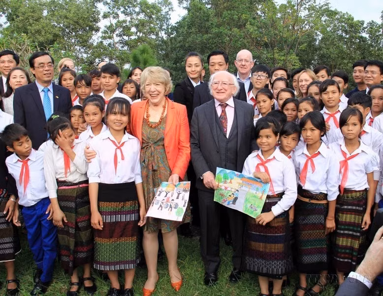 El presidente de la República de Irlanda, Michael Daniel Higgins, y su esposa y estudiantes de la Aldea Infantil “Kids First” en el marco del proyecto "Restauración ambiental y superación de las consecuencias de la guerra" - RENEW (Quang Tri, 2016). El presidente de la República de Irlanda, Michael Daniel Higgins, y su esposa y estudiantes de la Aldea Infantil “Kids First” en el marco del proyecto "Restauración ambiental y superación de las consecuencias de la guerra" - RENEW (Quang Tri, 2016).