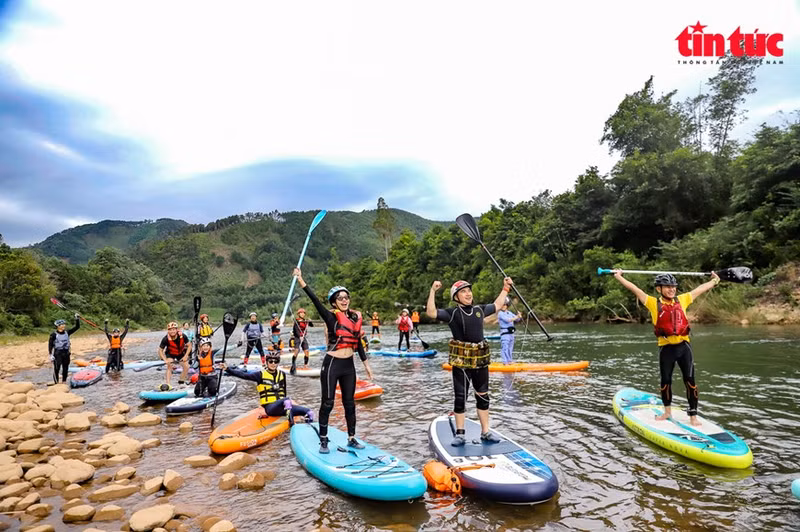 En 2023, el distrito de Binh Lieu, en coordinación con la compañía turística May 5 Travel, lanzó por primera vez el servicio de surf de pala, que atrajo un gran número de turistas. En 2023, el distrito de Binh Lieu, en coordinación con la compañía turística May 5 Travel, lanzó por primera vez el servicio de surf de pala, que atrajo un gran número de turistas.