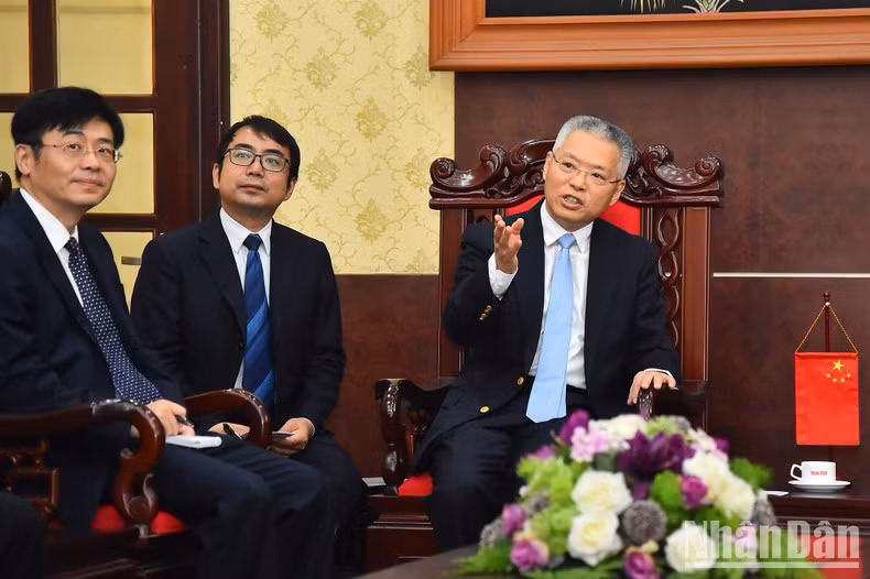 Hu Zhaoming interviene en el encuentro.