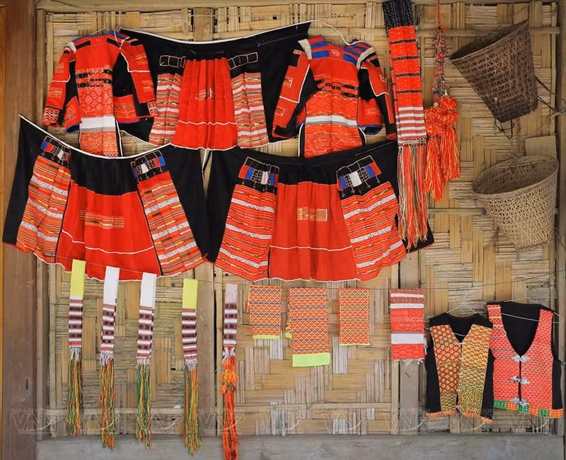 Cabe destacar que los diferentes colores combinados en los trajes del pueblo Pa Then hacen las mujeres tan espléndidas como coloridas mariposas y flores.